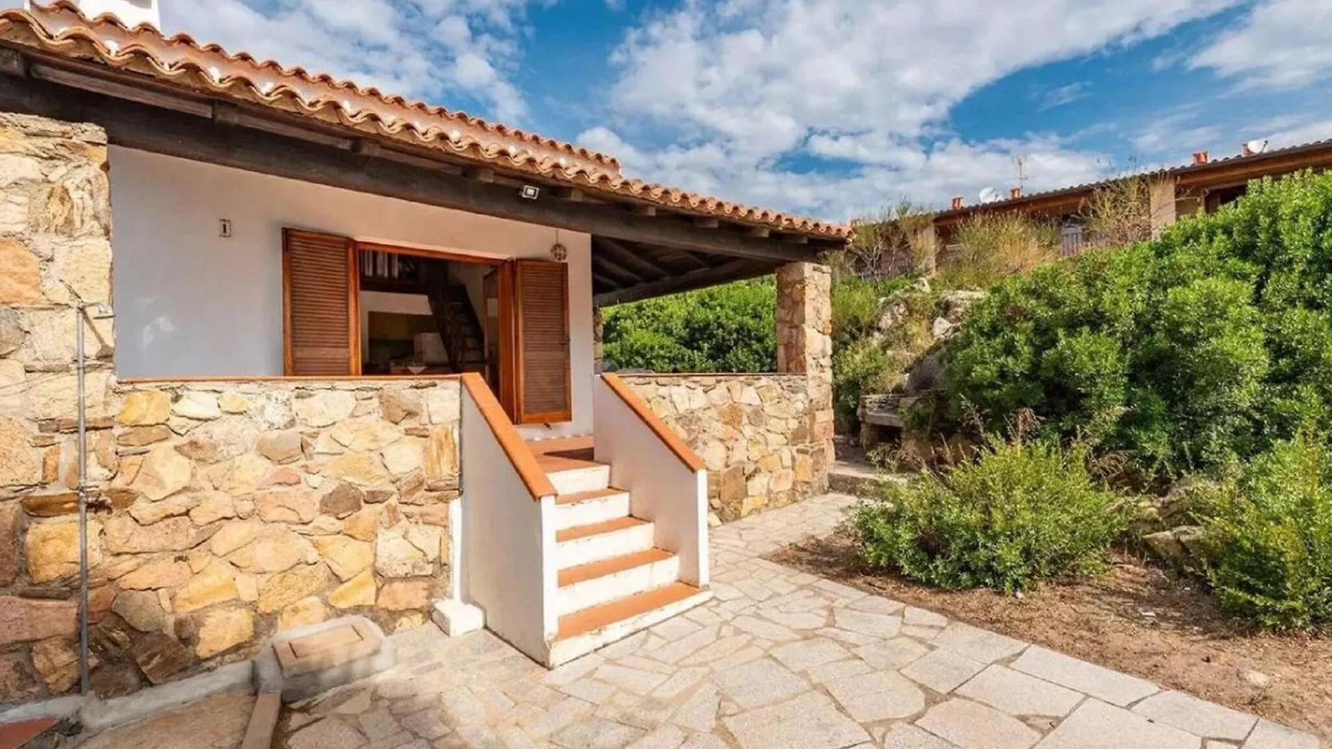 Apartment In Villa With Veranda And Garden Olbia 0*,